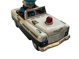 une petite voiture miniature avec un policier à l'intérieur