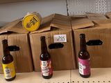 Plusieurs bouteilles de bière sont alignées sur une étagère dans un magasin.