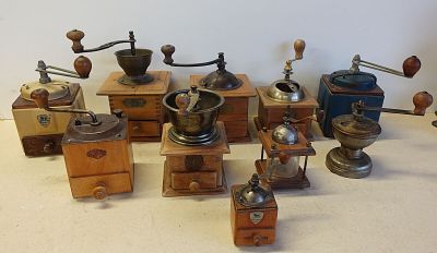 tout un tas de moulins à café de différents types posés sur une table
