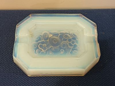 Cendrier en verre opaliné à décor de fleurs.