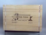 La boîte en bois porte un logo sur lequel on peut lire « Château - Figeac Saint-Emilion ».