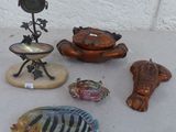 une table sur laquelle se trouvent de nombreux objets différents