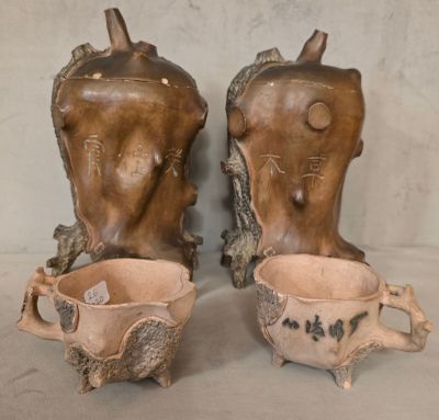 deux vases posés l'un à côté de l'autre sur une table