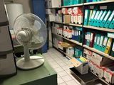 un ventilateur au milieu d'une pièce dans un magasin