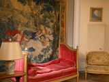 une photo d'un salon avec un canapé et un fauteuil