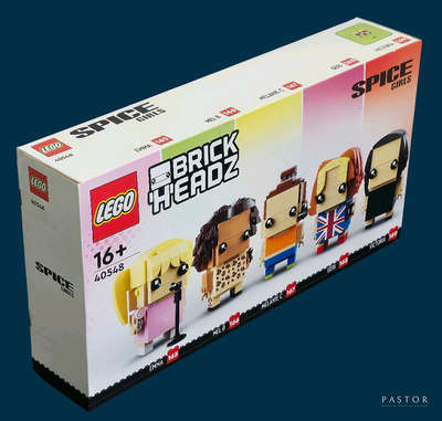 une boîte contenant des figurines Lego qui se trouvent dans la boîte