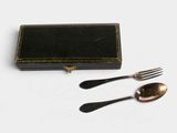 deux fourchettes et une cuillère posées à côté d'une boîte