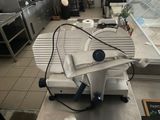 une machine posée sur le comptoir d'une cuisine