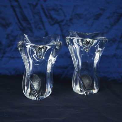 une paire de vases en verre transparent posés sur une surface noire