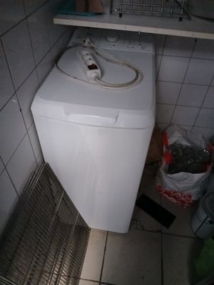 un lave-linge et un sèche-linge blancs dans une petite pièce