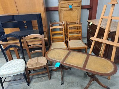 many chairs and tables that are sitting in a room