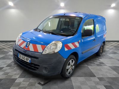 la photo d'une camionnette bleue garée dans un garage
