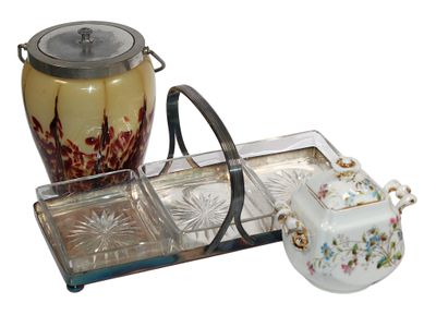 SERVITEUR en métal argenté à 3 coupelles en verre taillé. - Photo 1