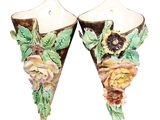 une paire d'appliques murales en céramique ornées de fleurs et de feuilles