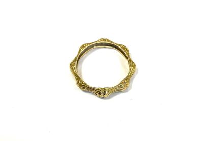 gros plan d'une bague en or sur une surface blanche