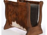 porte-revues en cuir de vachette marron et blanc, avec des pieds en bois