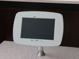 une petite tablette blanche posée sur un support, sur une table