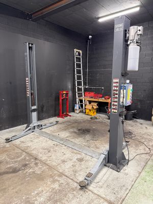 une photo d'un garage rempli d'outils