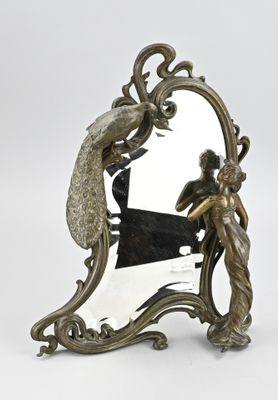 un miroir sur lequel figure un oiseau et une femme en robe