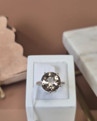 une bague qui se trouve dans une boîte sur une table