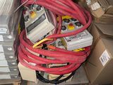 un tas de matériel électrique divers dans un entrepôt