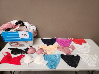 une table sur laquelle sont posés de nombreux soutiens-gorge