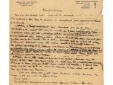une feuille de papier sur laquelle est écrite une lettre à la main