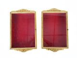 une paire de cadres anciens dorés, avec du verre rouge à l'intérieur