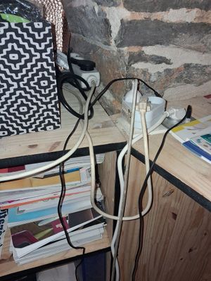un bureau sur lequel sont posés un tas de livres et un sac