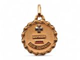 gros plan d'une médaille sur fond blanc