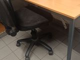 un bureau équipé d'un ordinateur et d'une imprimante