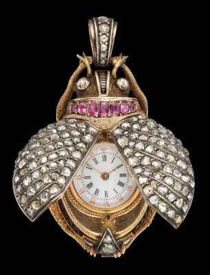une image représentant une horloge en or et en argent, ornée de pierres roses et blanches