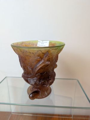 un saladier en verre posé sur une table en verre, sur lequel est collée une étiquette