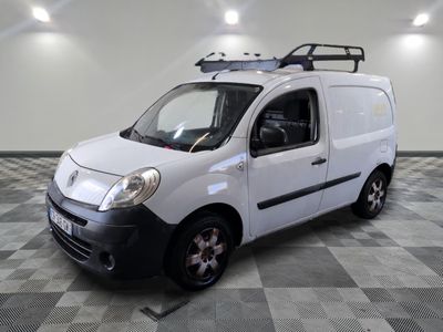une camionnette blanche équipée d'une galerie de toit