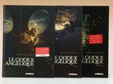 trois livres sur une table blanche sur fond blanc