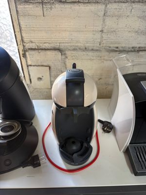une cafetière et un moulin à café posés sur un plan de travail