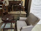 deux chaises et une table dans une pièce recouverte d'une bâche blanche