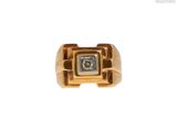 une image d'une bague en or avec un diamant au centre