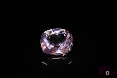 gros plan d'un diamant violet sur une surface noire