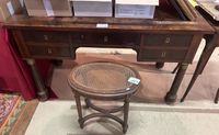 BUREAU en bois et placage d'acajou, pieds colonne de style E…