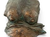 une image représentant le visage d'une femme, sculpté dans le bronze