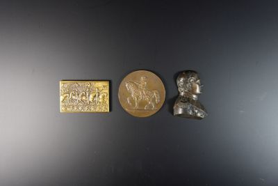 trois pièces d'or et d'argent sur un fond noir