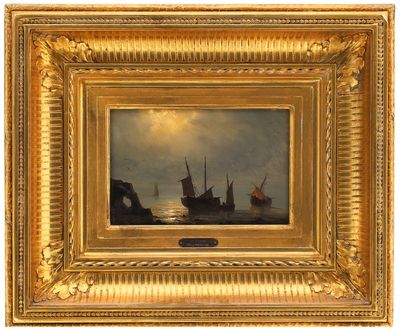un tableau représentant des bateaux sur un plan d'eau sous un ciel nuageux
