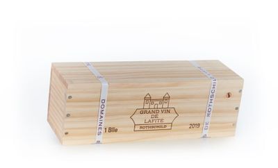 La boîte en bois porte une étiquette et est entourée d'un ruban.