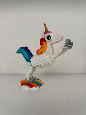 une licorne en Lego posée sur une table