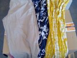 une pile de vêtements posée sur une palette
