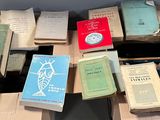 beaucoup de vieux livres posés ensemble sur une table