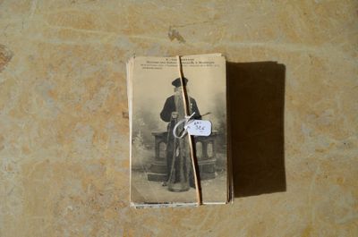 un livre sur lequel figure la photo d'un homme assis sur une chaise