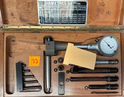 une boîte contenant des outils, posée sur une table en bois