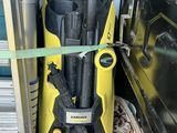 un aspirateur jaune et noir à l'arrière d'un camion